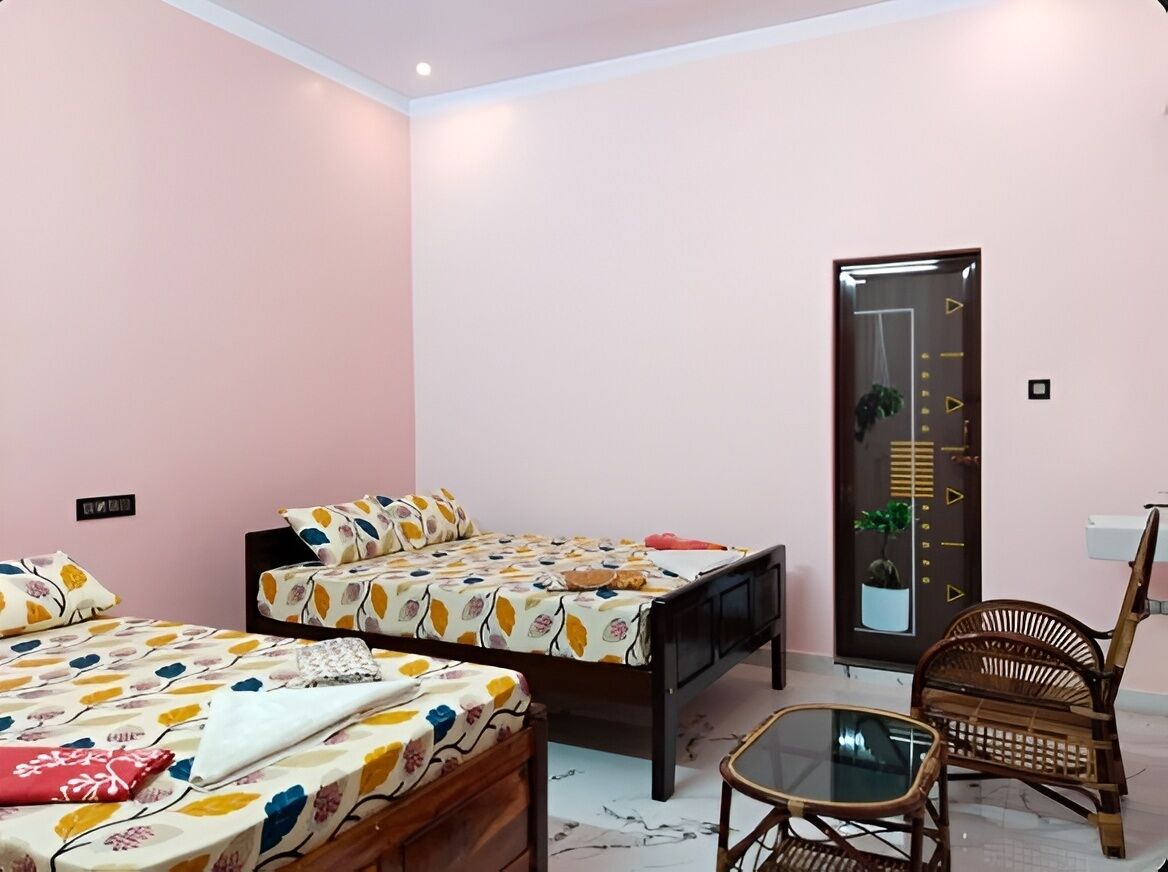 In-room safe, desk, bed sheets
