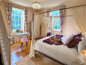 3 bedrooms, free WiFi - 3 bedroom accommodation in High Ash (High Ash)