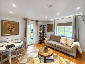 Living area - 1 bedroom accommodation in Guildford (Guildford)