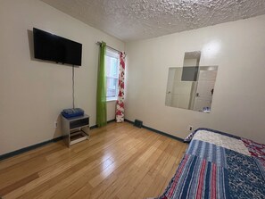 Tabla de planchar con plancha, wifi y ropa de cama 