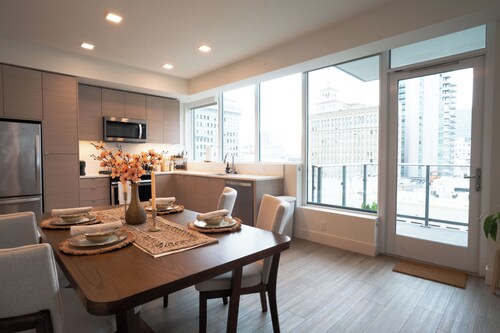 Spacious 2BR San Diego Urban Oasis w/ AC & Designer Style