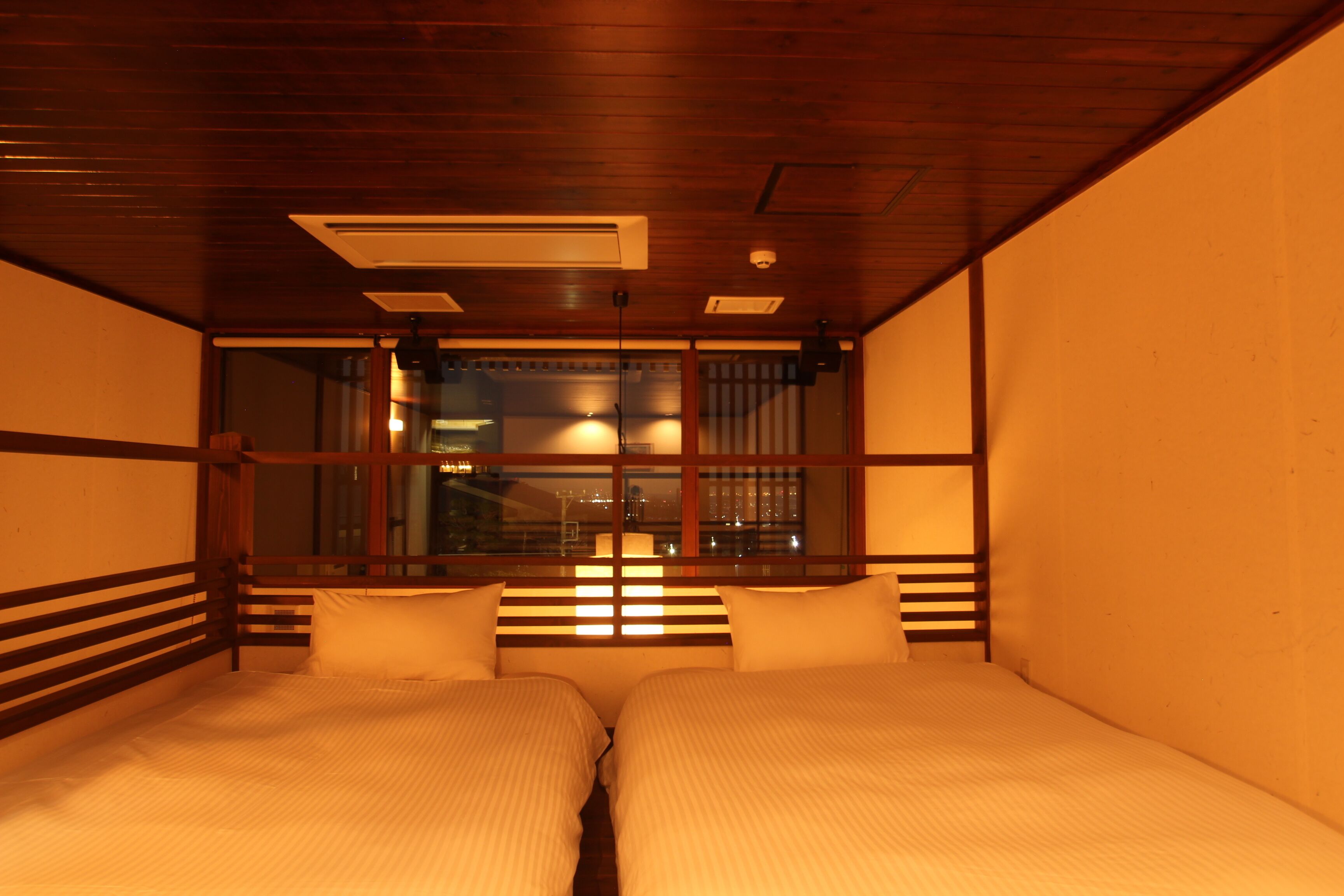 Hypo-allergenic bedding, in-room safe, free WiFi, bed sheets