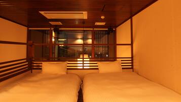 Hypo-allergenic bedding, in-room safe, free WiFi, bed sheets