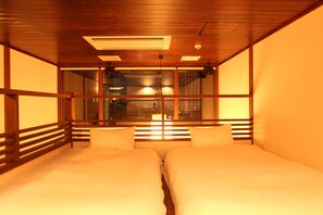 Hypo-allergenic bedding, in-room safe, free WiFi, bed sheets