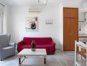 Apartment | Living room - Tranquil Apartment Stay in Conil (Conil de la Frontera)