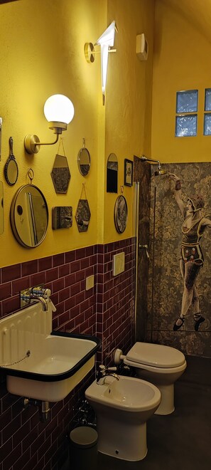 Douche, sèche-cheveux, bidet, serviettes fournies