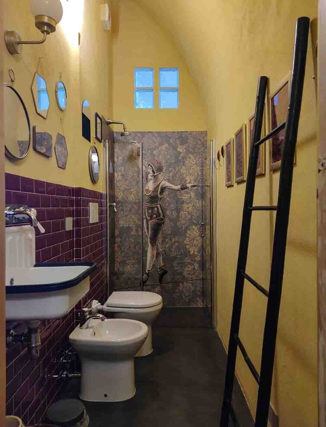 Douche, sèche-cheveux, bidet, serviettes fournies