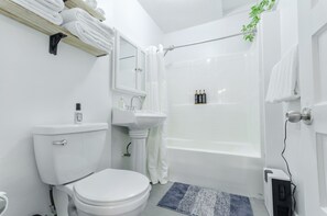 Secadora de cabello, toallas, jabón, papel de baño 