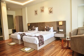 デラックス ツインルーム | エジプト綿のシーツ、高級寝具、客室ごとに異なるインテリア、デスク