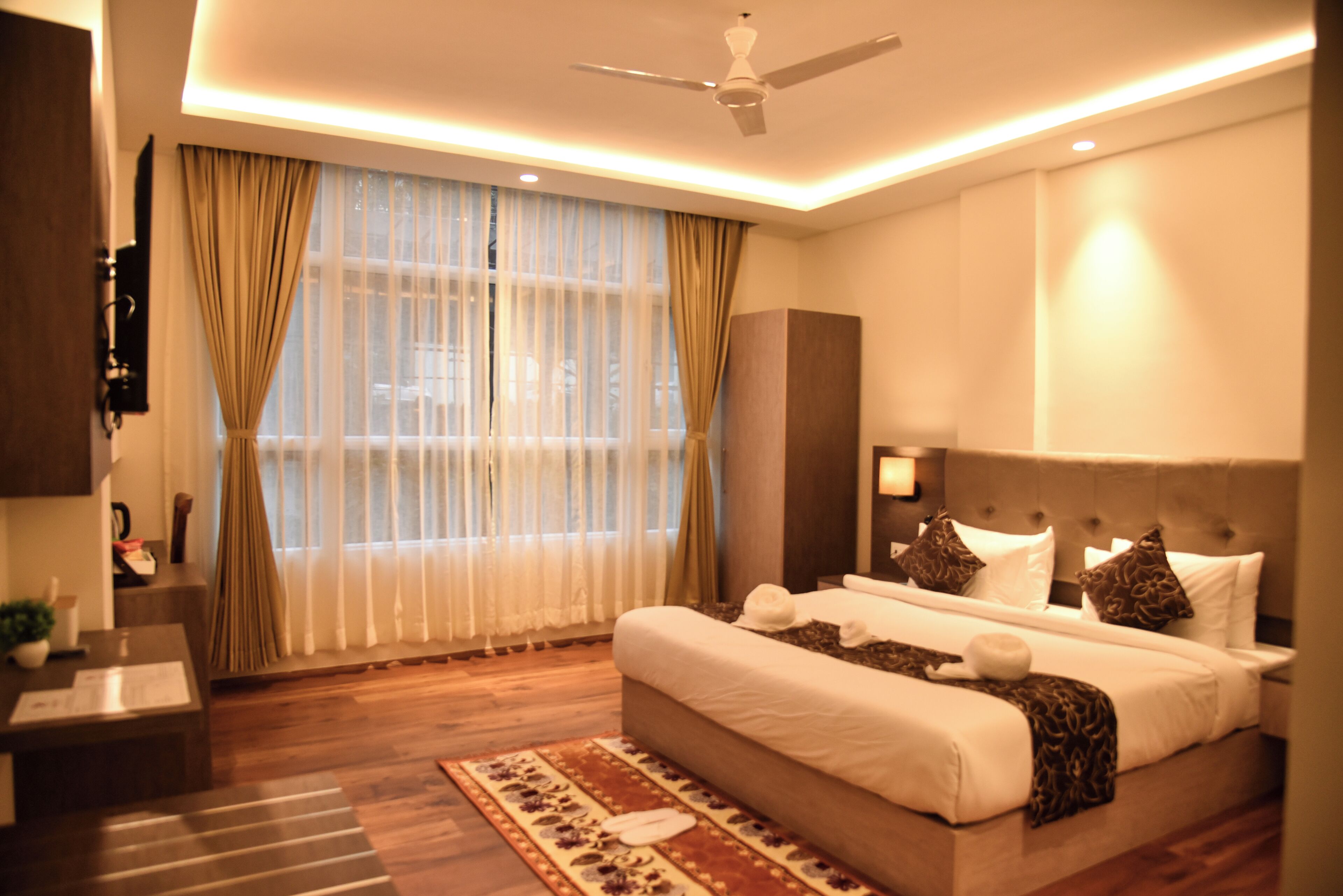 Egyptian cotton sheets, premium bedding, individually furnished, desk