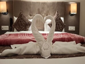 Deluxe Tek Büyük Yataklı Oda, 1 En Büyük (King) Boy Yatak, Sigara İçilebilir, Tepe Manzaralı | Mısır pamuklu çarşaf takımı, kaliteli yatak takımı, ayrı ayrı döşenmiş 