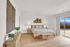 4 habitaciones, escritorio y tabla de planchar con plancha 