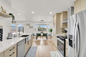 Fridge, microwave, oven, stovetop - Yosemite/Bass Lake Villa+HotTub EVcharger (Oakhurst)