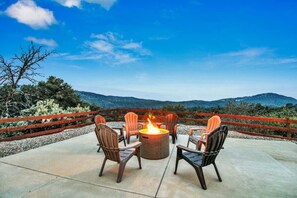 Terrace/patio - Yosemite/Bass Lake Villa+HotTub EVcharger (Oakhurst)