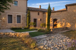 Exterior - La Grange Blanche - Provencal farmhouse with swimming pool at the foot of Mont Ventoux (Sault)