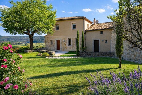 La Grange Blanche – Mas provençal avec piscine au pied du Mont Ventoux