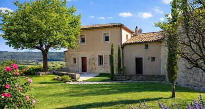 La Grange Blanche â Mas provençal avec piscine au pied du Mont Ventoux