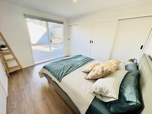 3 bedrooms, iron/ironing board, WiFi, bed sheets - Rye Beach House (Rye)