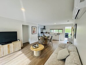 TV - Rye Beach House (Rye)