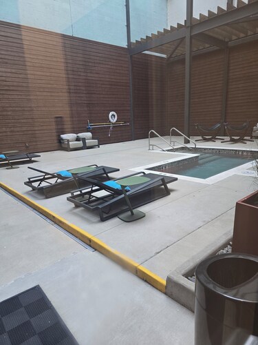 Modern Accomodations Walking Distance to the Cardinal Stadium