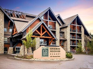 Exterior - 2BR Serene Getaway w/ Private Patio Hot Tub+Pool (Canmore)
