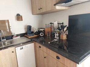 Fridge, microwave, stovetop, dishwasher - La petite maison périgourdine (les eyzies de tayac)