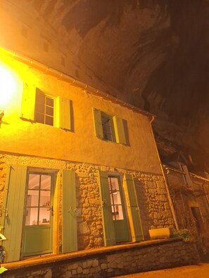 Exterior - La petite maison périgourdine (les eyzies de tayac)