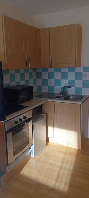 Een koelkast, een magnetron, een oven, een broodrooster