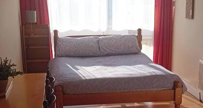 Lovely double bed private studio in tullamore town