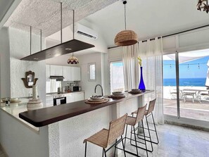 Fridge, microwave, oven, coffee/tea maker - CLIFF 2 – Live Above the Sea, Between Sky & Mediterranean (Site archéologique de Carthage)