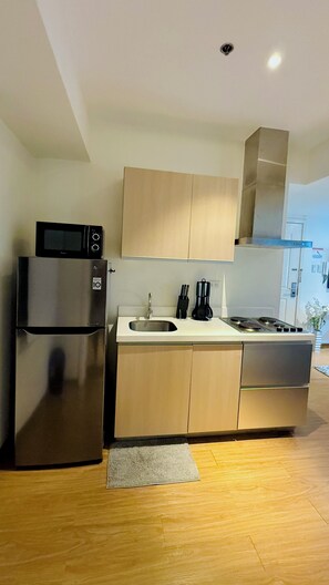 Refrigerador, microondas y parrilla de estufa 