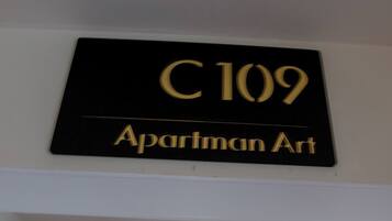 A sign with the number "C109" and the words "Apartman Art" on a black background.