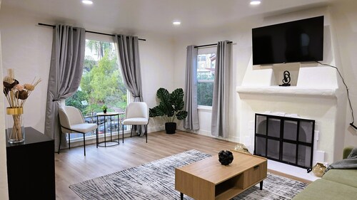 Renovated Three Bedroom Near Cedars Sinai and Beverly Hills With Parking