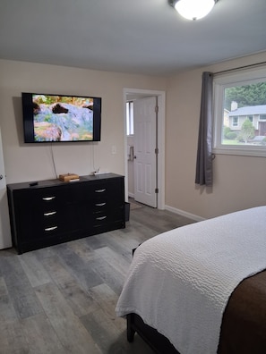 3 bedrooms, iron/ironing board, WiFi, bed sheets - Charming Redmond 3-bedroom house with AC in a pleasant neighborhood- Sleeps 8 (Redmond)