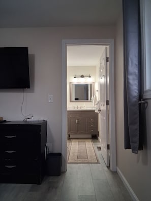 Interior - Charming Redmond 3-bedroom house with AC in a pleasant neighborhood- Sleeps 8 (Redmond)