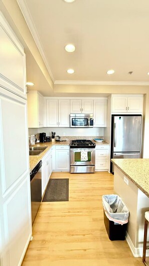 Fridge, microwave, oven, stovetop - Spacious Studio - 2 Beds - Walk to Irvine Spectrum (Lake Forest)