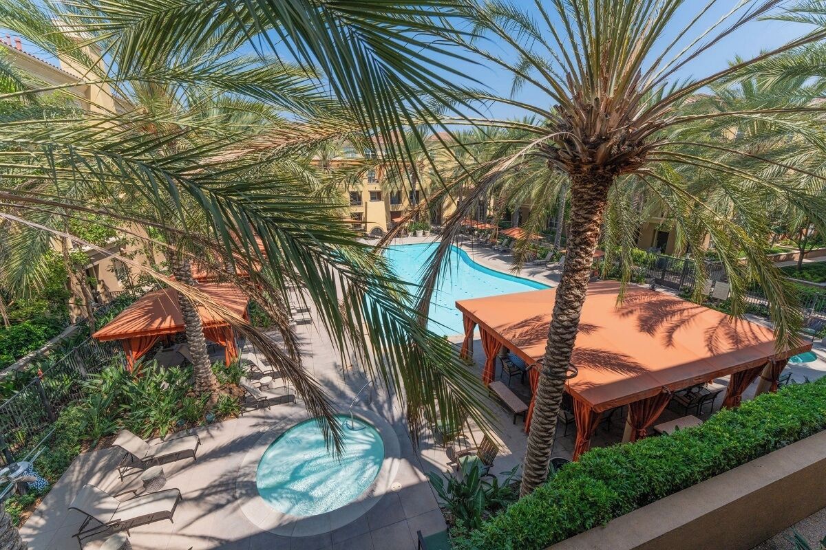 Utendørsbasseng og et oppvarmet basseng