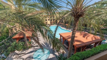 Utendørsbasseng og et oppvarmet basseng