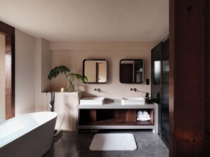 Quarto casal superluxo, vista para o jardim | Banheiro