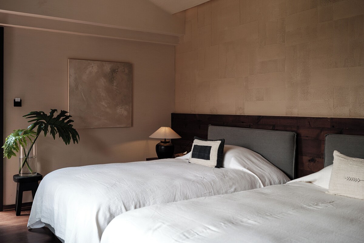 ห้ องลักซ์ชัวรี่ทวิน | เครื่องนอนระดับพรีเมียม, ผ้านวมขนเป็ด, เตียงเมมโมรีโฟม, มินิบาร์ฟรี