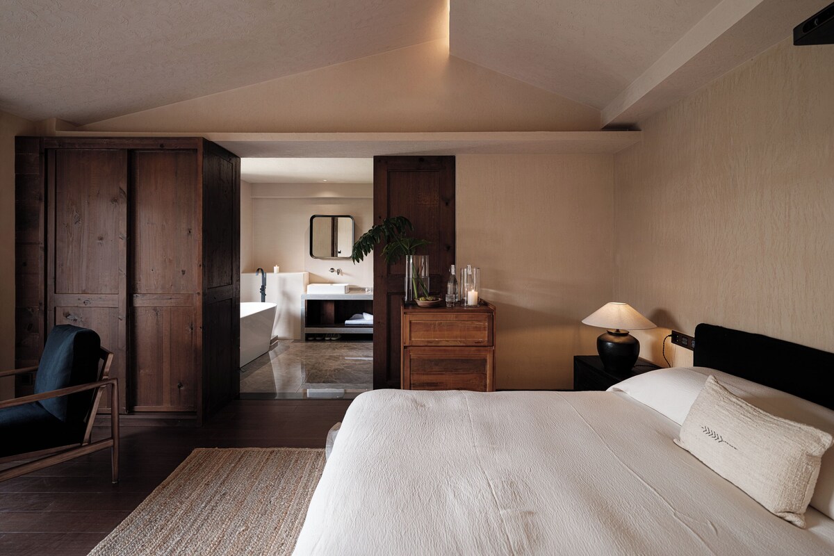 ห้องลักซ์ชัวรี่ดับเบิล, วิวสวน | เครื่องนอนระดับพรีเมียม, ผ้านวมขนเป็ด, เตียงเมมโมรีโฟม, มินิบาร์ฟรี