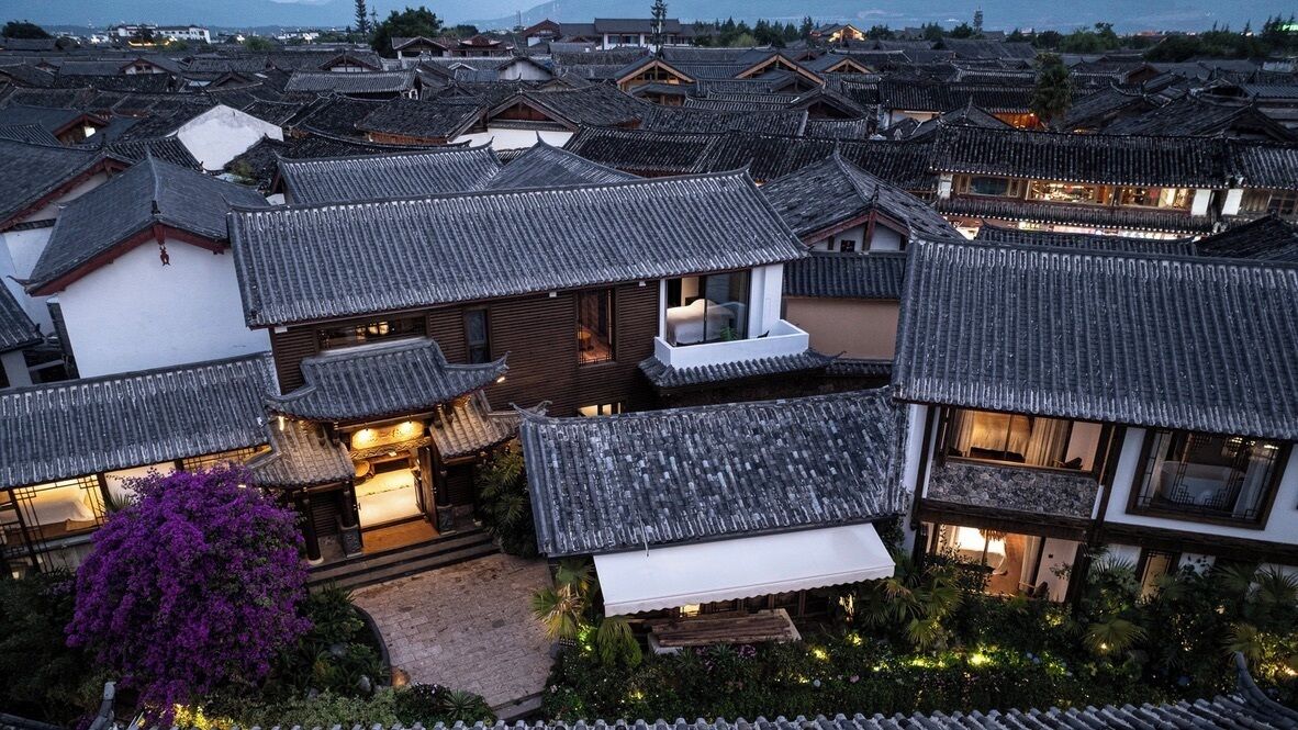 Un barrio residencial tradicional japonés con varias casas que presentan tejados de tejas y estructuras de madera.