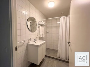 Condo luxueux, vue partielle sur la mer | Salle de bain | Douche, articles de toilette (gratuits), séchoir à cheveux