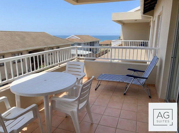 Condo luxueux, vue partielle sur la mer | Restauration en plein air