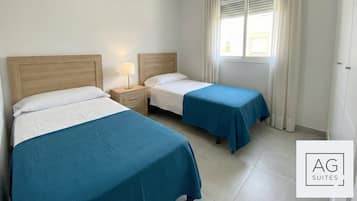 Luxe appartement, gedeeltelijk uitzicht op zee | Een kluis op de kamer, een bureau, een laptopwerkplek