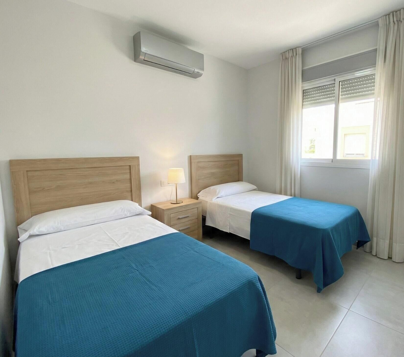 Luksushuoneisto, osittainen merinäköala | Tallelokero huoneessa, työpöytä