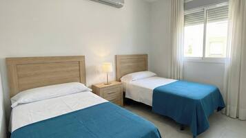 Luksushuoneisto, osittainen merinäköala | Tallelokero huoneessa, työpöytä