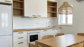 Condo de lujo, vista parcial al mar | Cocina privada | Refrigerador con congelador, microondas, horno y parrilla de estufa