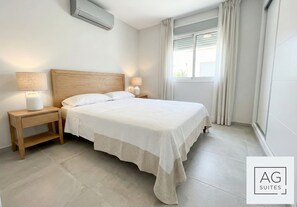In-room safe, desk, laptop workspace, blackout curtains - Clube Praia da Rocha by AGsuites.com (Portimão)