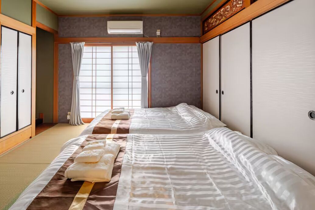 4 bedrooms, iron/ironing board, WiFi, bed sheets